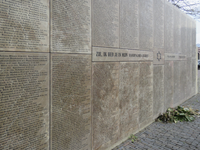 907524 Afbeelding van de gedenkmuur met de 1239 namen van de Utrechtse Joodse slachtoffers van de holocaust, onderdeel ...